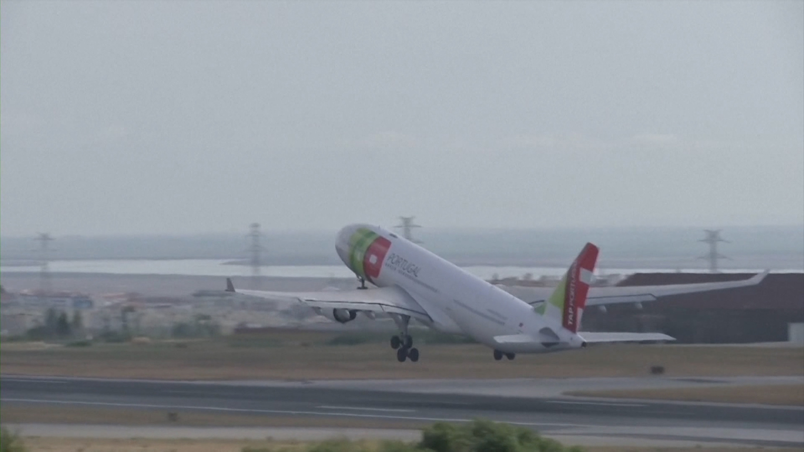 Nhiều hãng hàng không quốc tế hủy chuyến bay khởi hành từ Venezuela