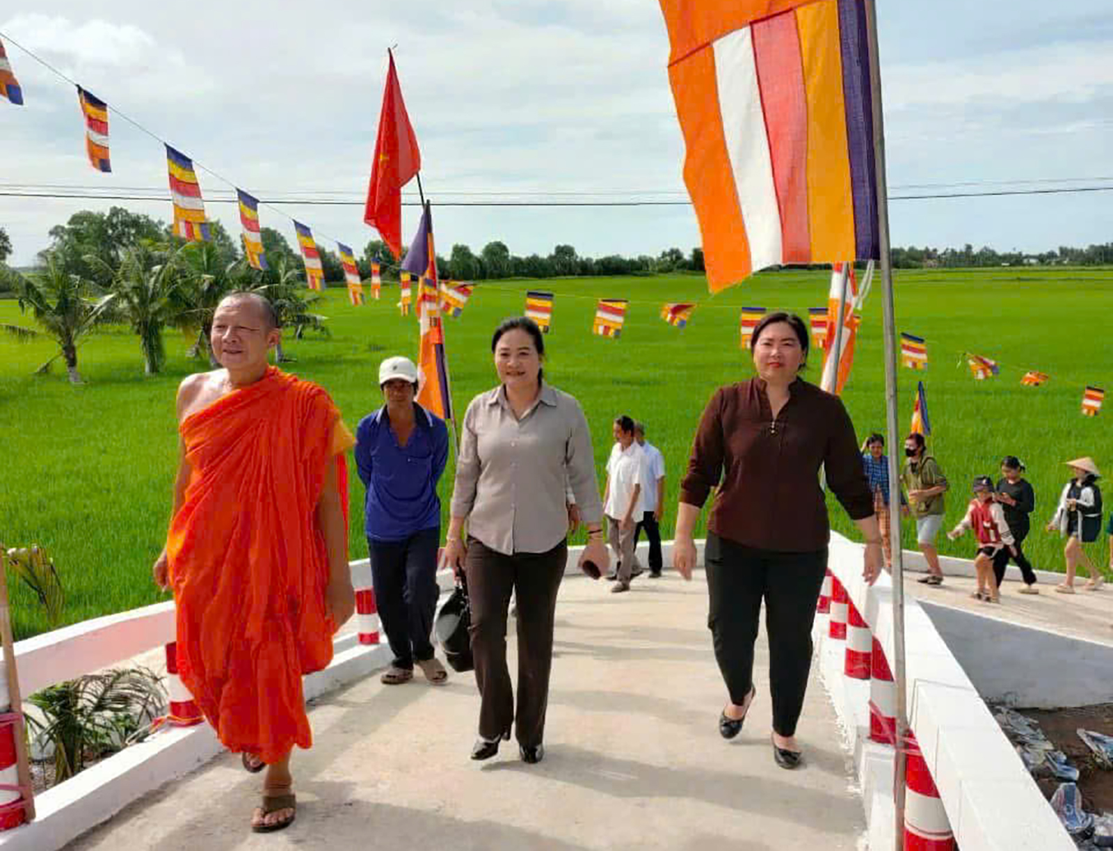 Những cây cầu nghĩa tình