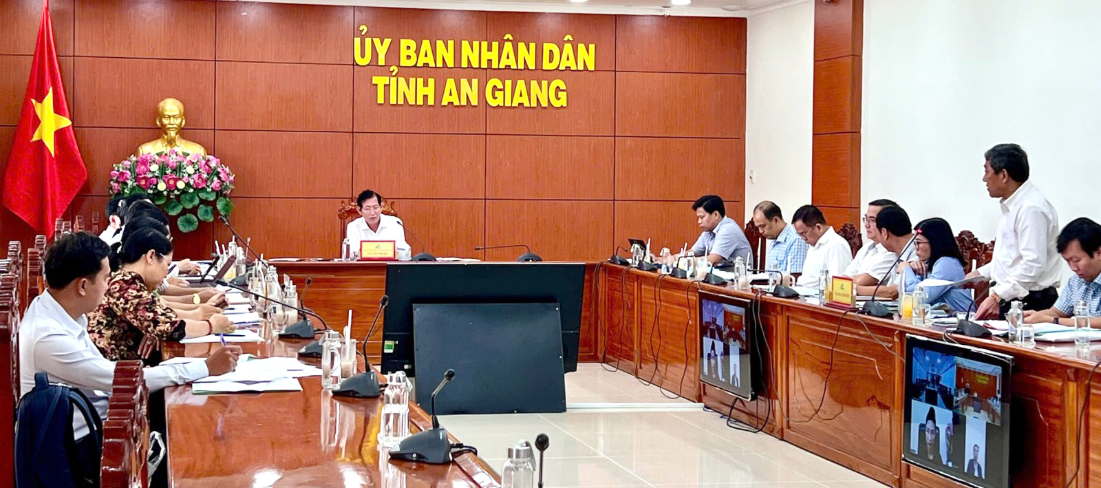 Đại biểu đóng góp ý kiến