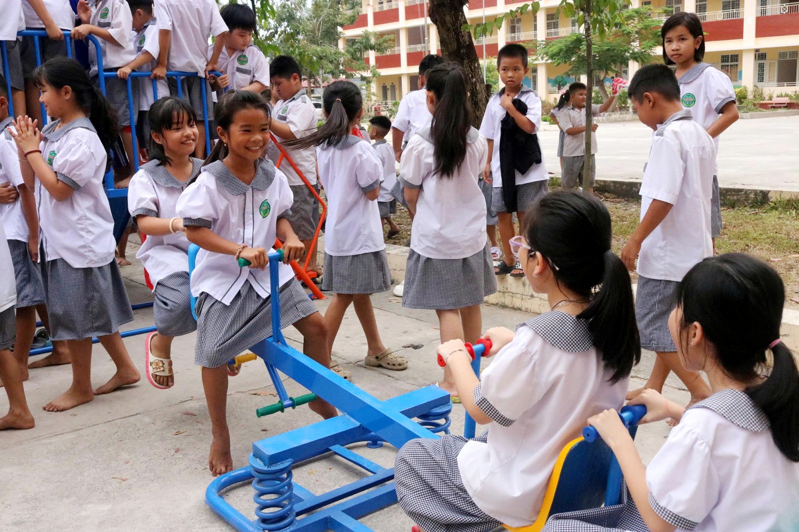 Hội đồng đội Trung ương tặng sân chơi thiếu nhi cho học sinh phường Tịnh Biên