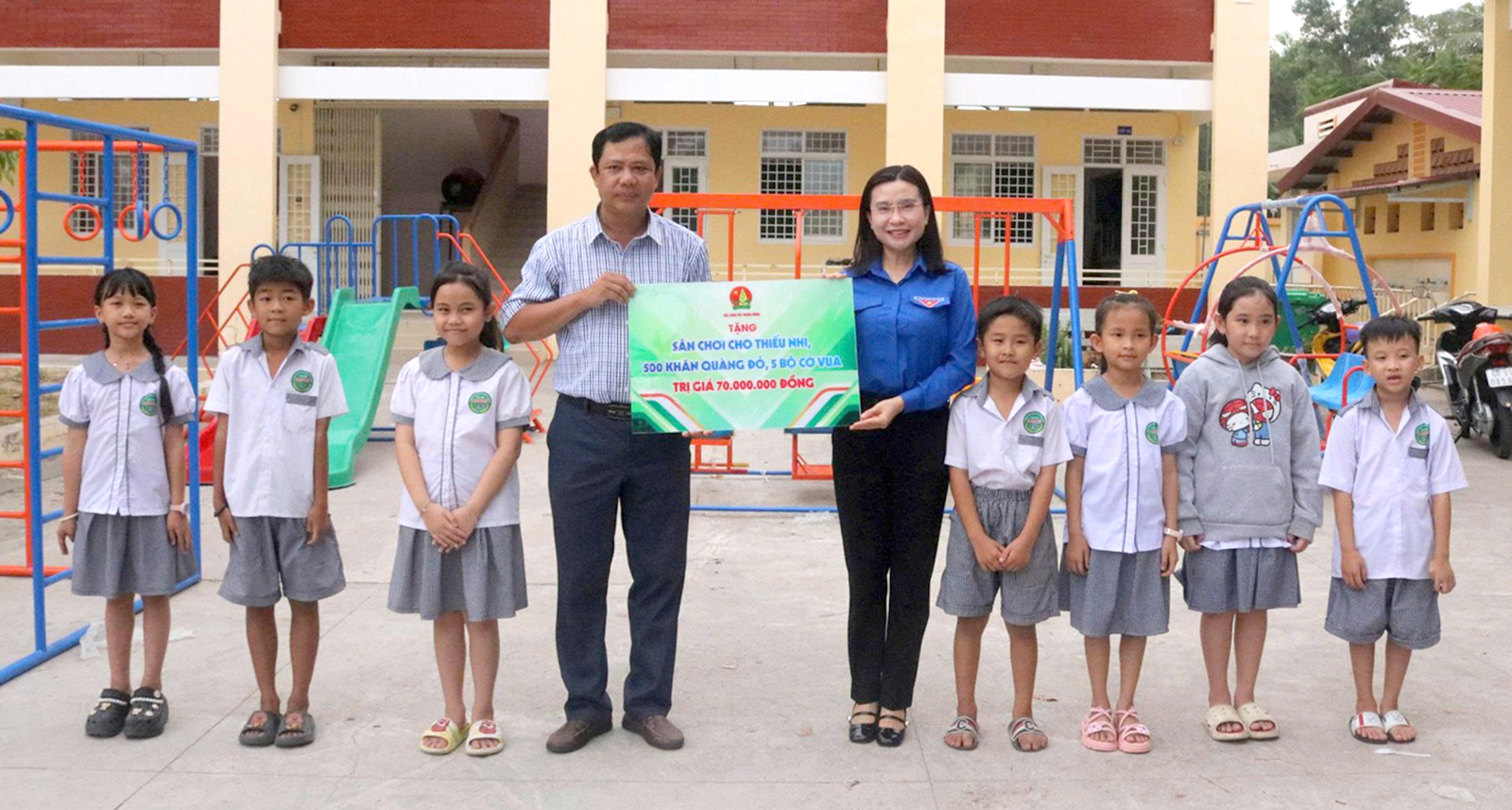 Hội đồng đội Trung ương tặng sân chơi thiếu nhi cho học sinh phường Tịnh Biên