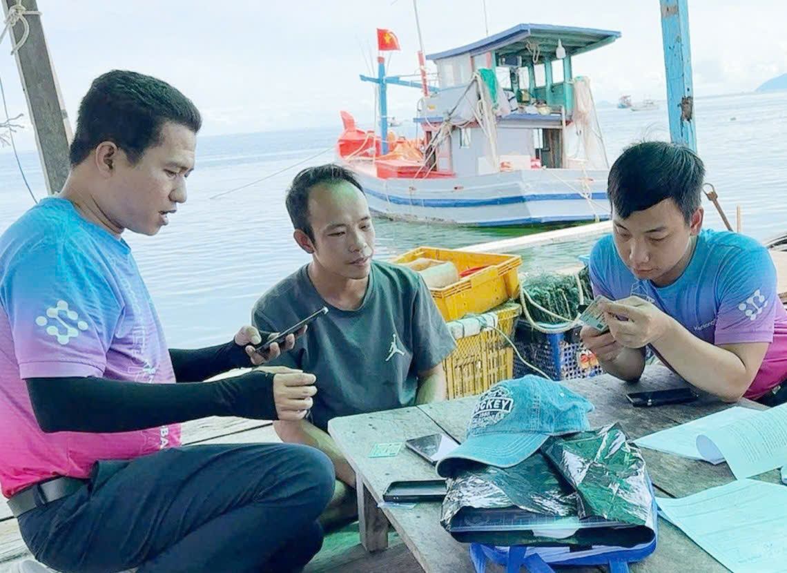 KienlongBank đưa ngân hàng số đến tiểu thương và ngư dân Kiên Hải