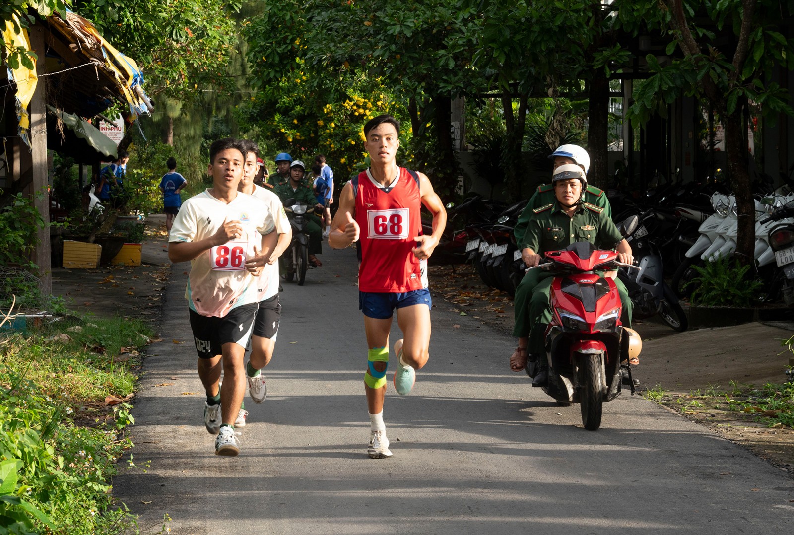 Gần 300 vận động viên tham gia giải việt dã quanh đảo Lại Sơn