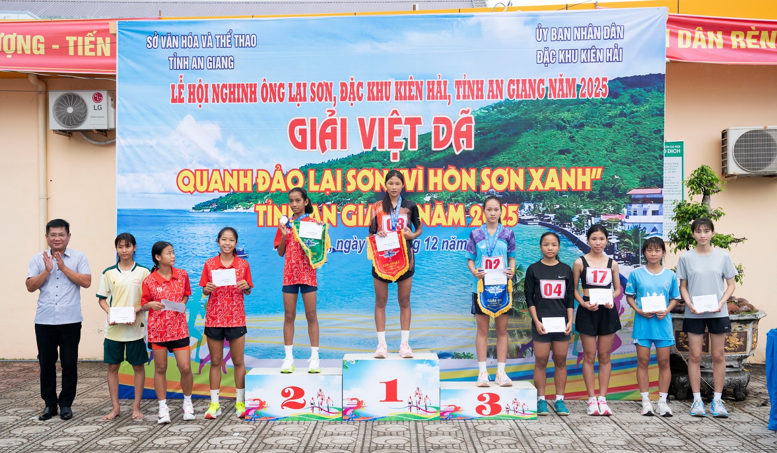 Gần 300 vận động viên tham gia giải việt dã quanh đảo Lại Sơn