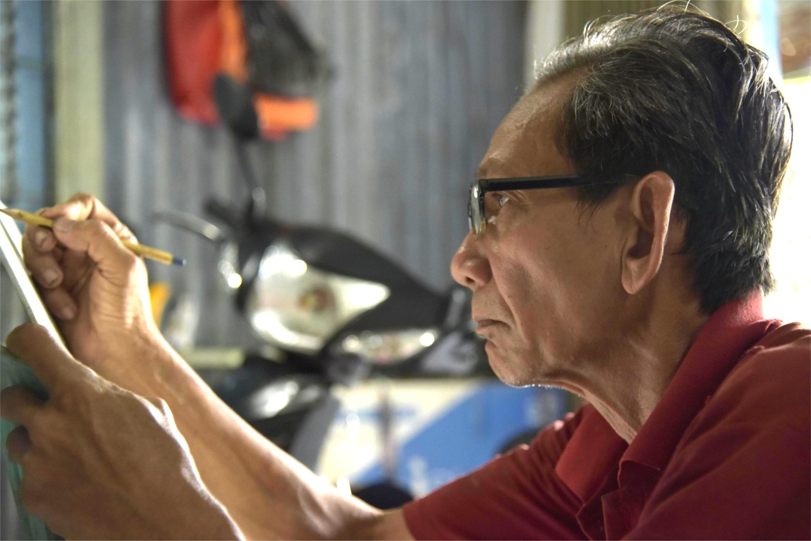 Người “kể chuyện” bằng cây lá