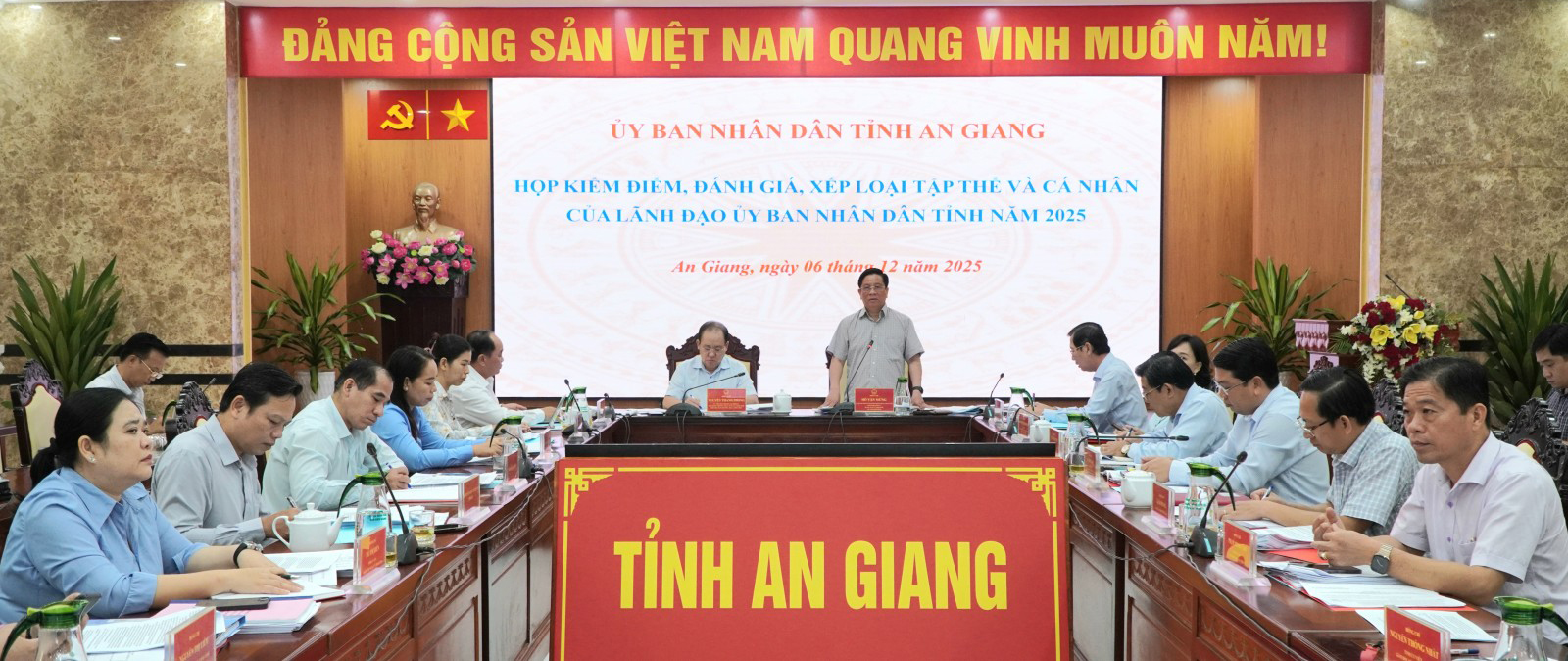UBND tỉnh An Giang kiểm điểm, xếp loại năm 2025: Hoàn thành tốt nhiệm vụ trọng tâm