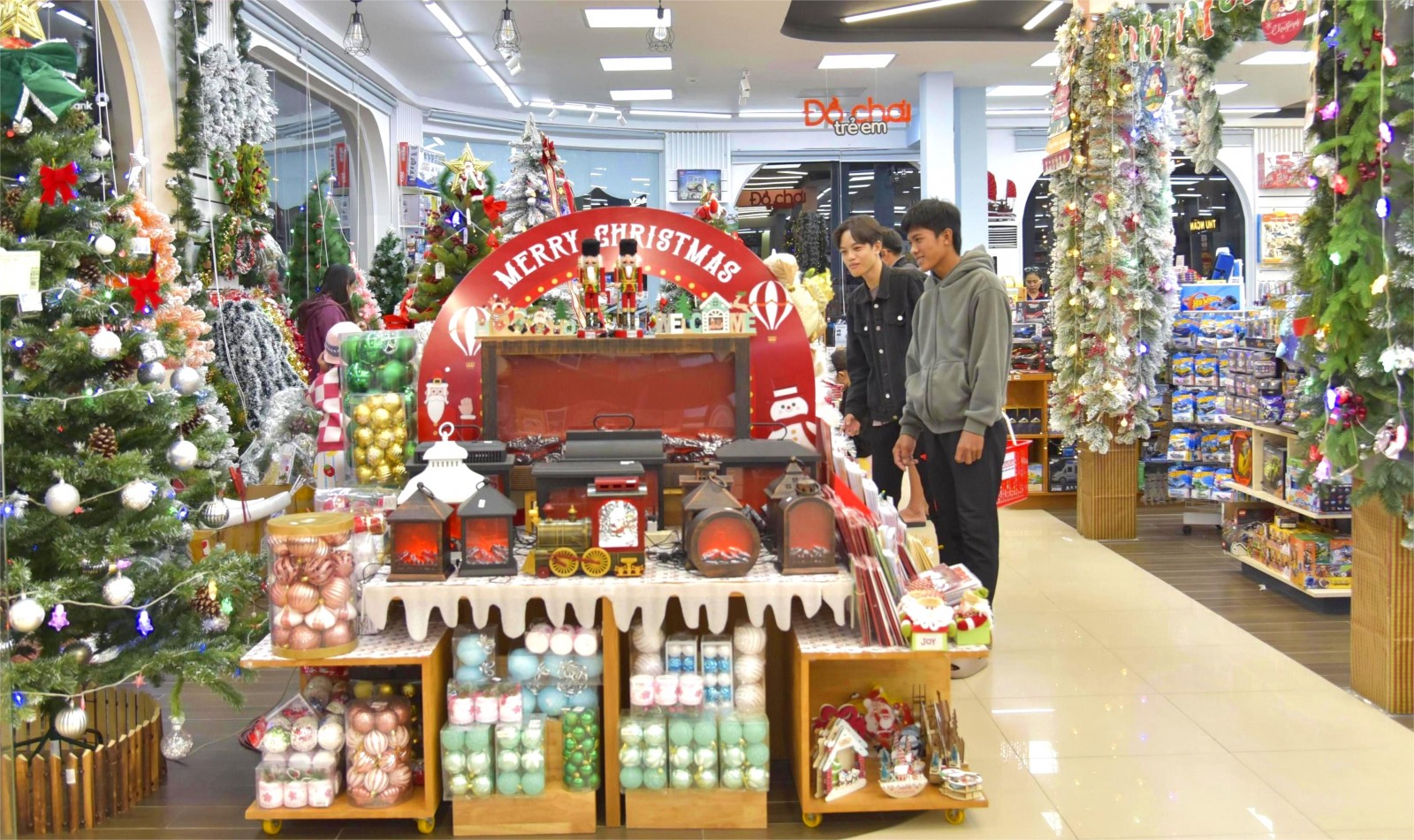 Rộn ràng thị trường Giáng sinh 2025