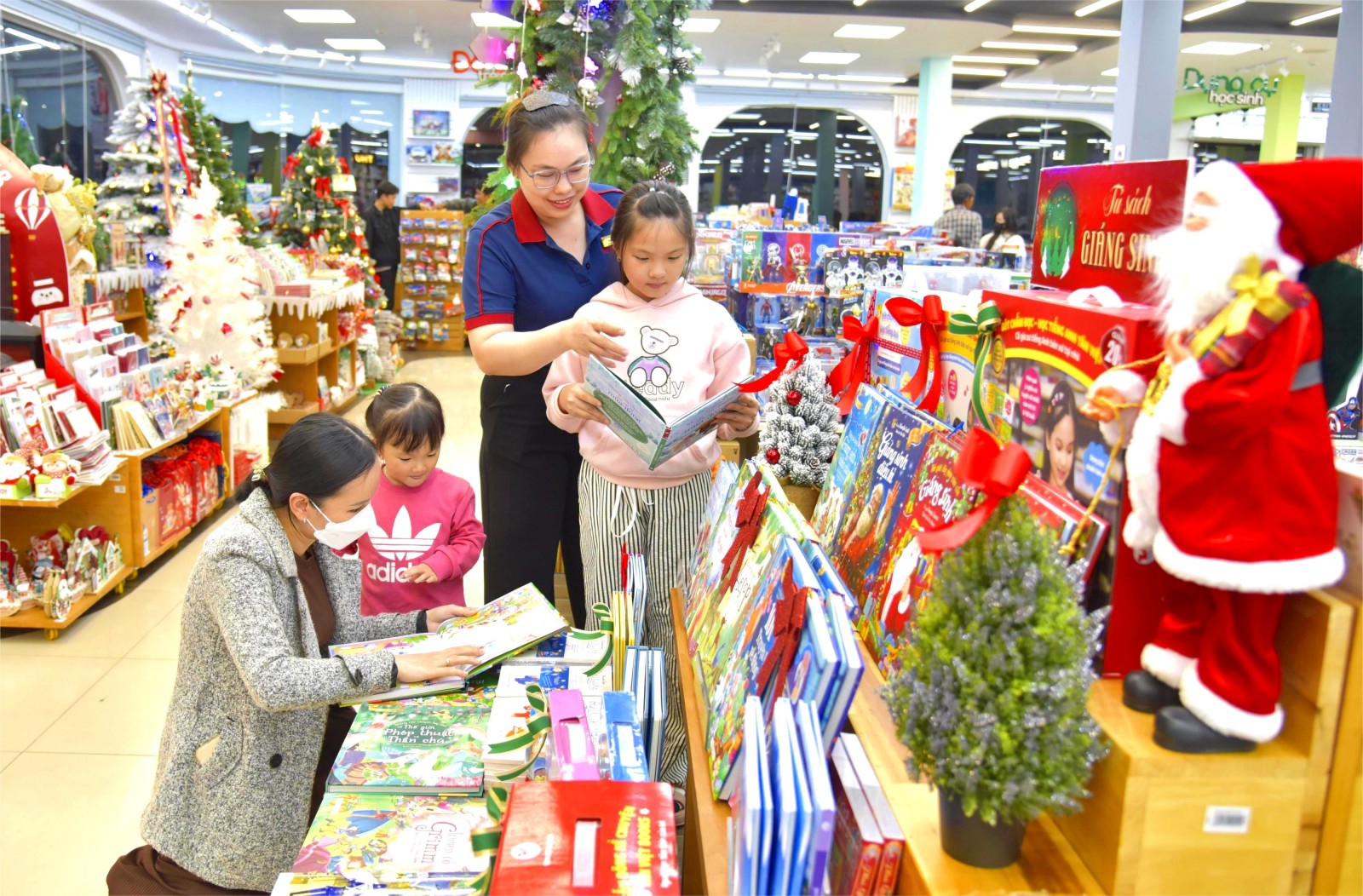 Rộn ràng thị trường Giáng sinh 2025