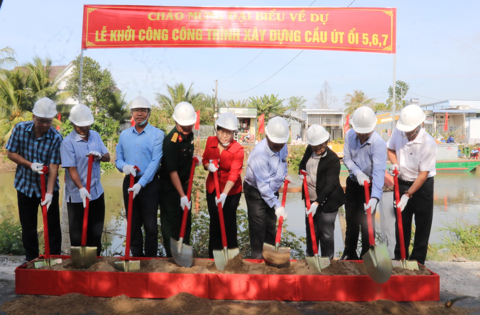 Đại biểu động thổ khởi công công trình