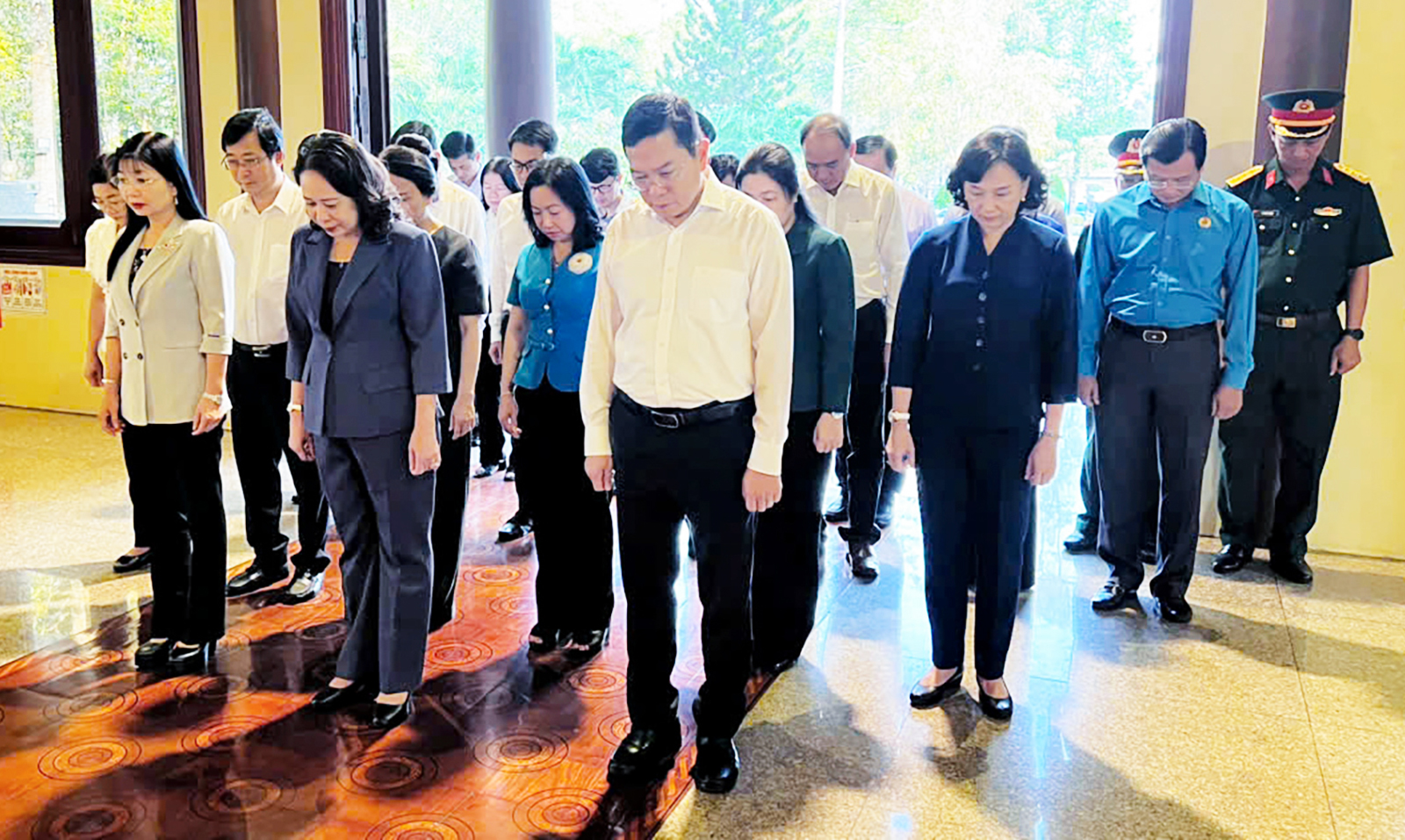 Đoàn thực hiện nghi thức mặc niệm