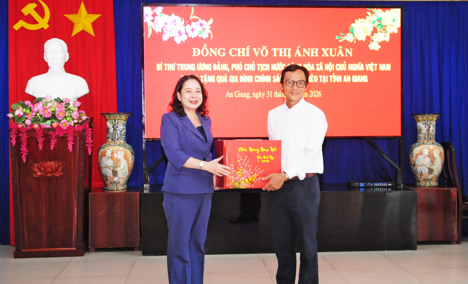 Phó Chủ tịch nước Võ Thị Ánh Xuân cũng gửi tặng quà, chúc Tết đến tập thể cán bộ, nhân viên Ban Quản lý Khu lưu niệm 