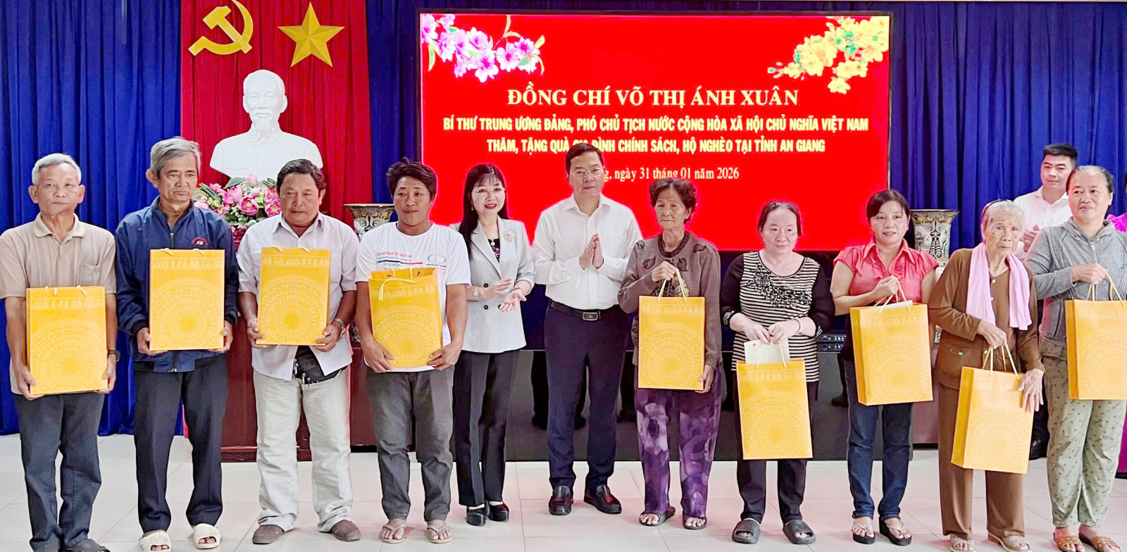 Bí thư Trung ương Đảng, Phó Chủ tịch nước Võ Thị Ánh Xuân và lãnh đạo Trung ương, tỉnh tặng quà cho gia đình chính sách, hộ gia đình khó khăn