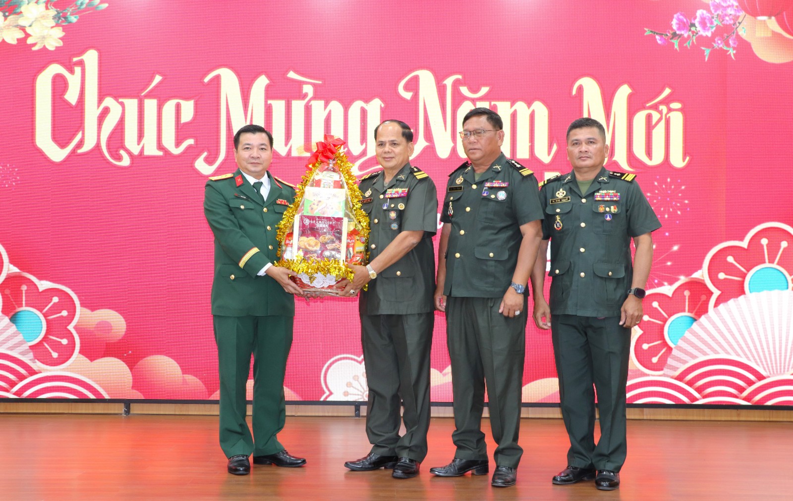 Đoàn đại biểu tỉnh Koh Kong thăm, chúc tết lãnh đạo UBND tỉnh An Giang