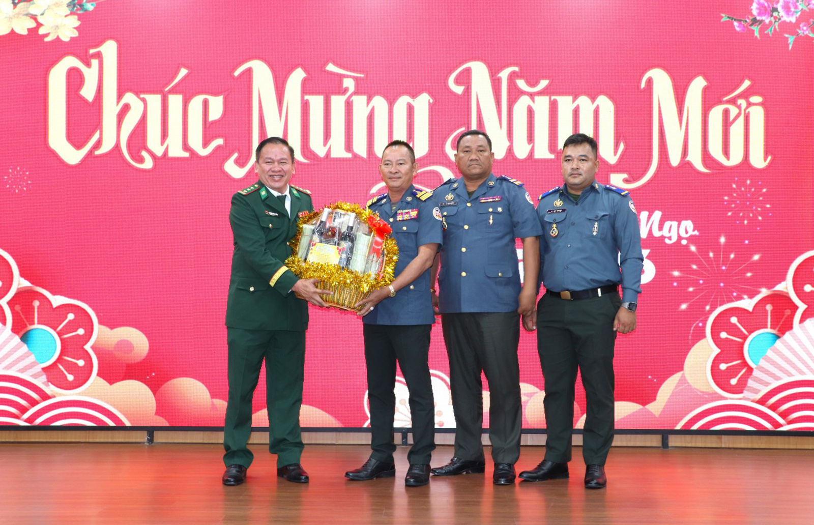 Đoàn đại biểu tỉnh Koh Kong thăm, chúc tết lãnh đạo UBND tỉnh An Giang