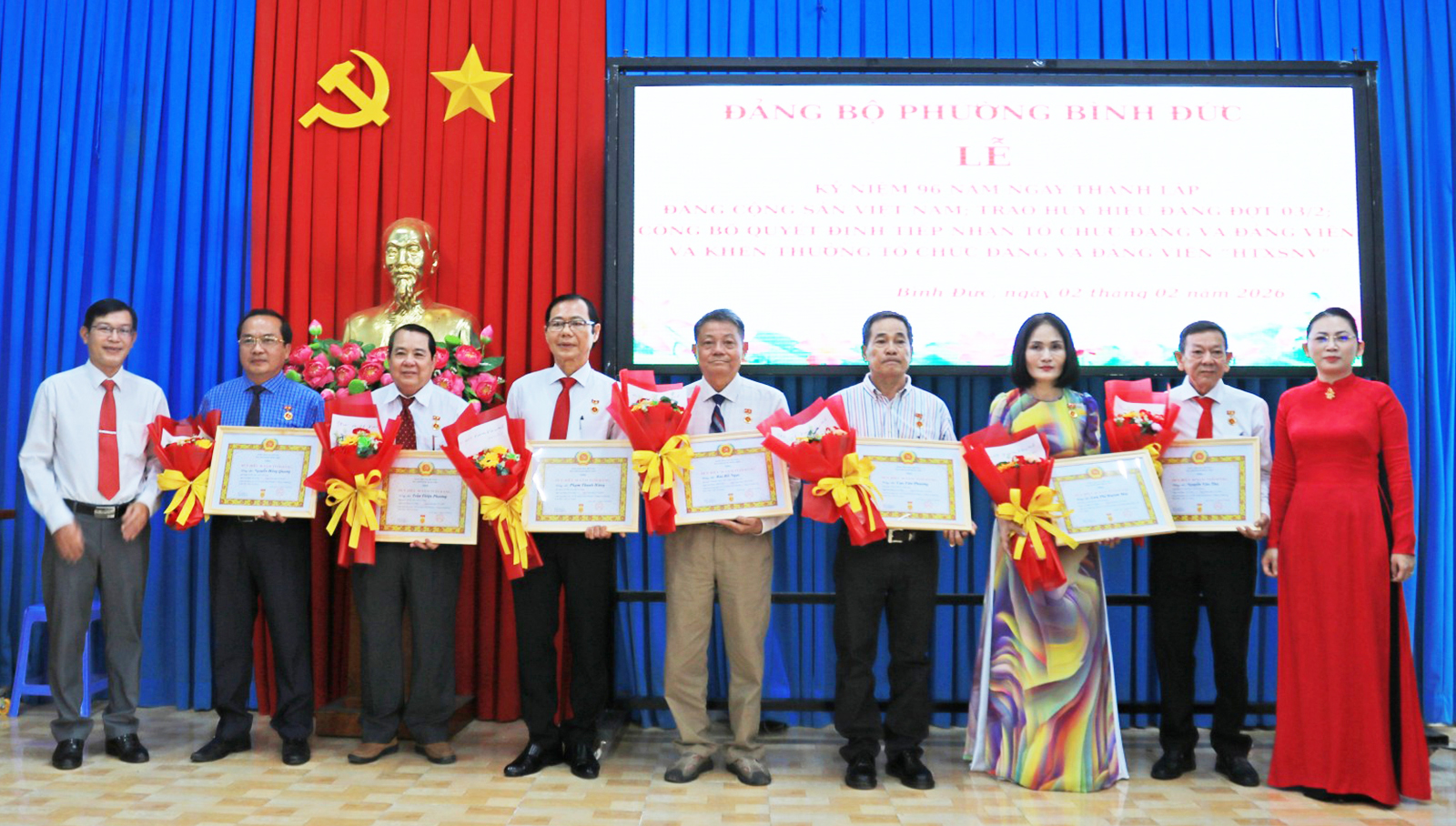 Trao Huy hiệu Đảng cho các đảng viên 