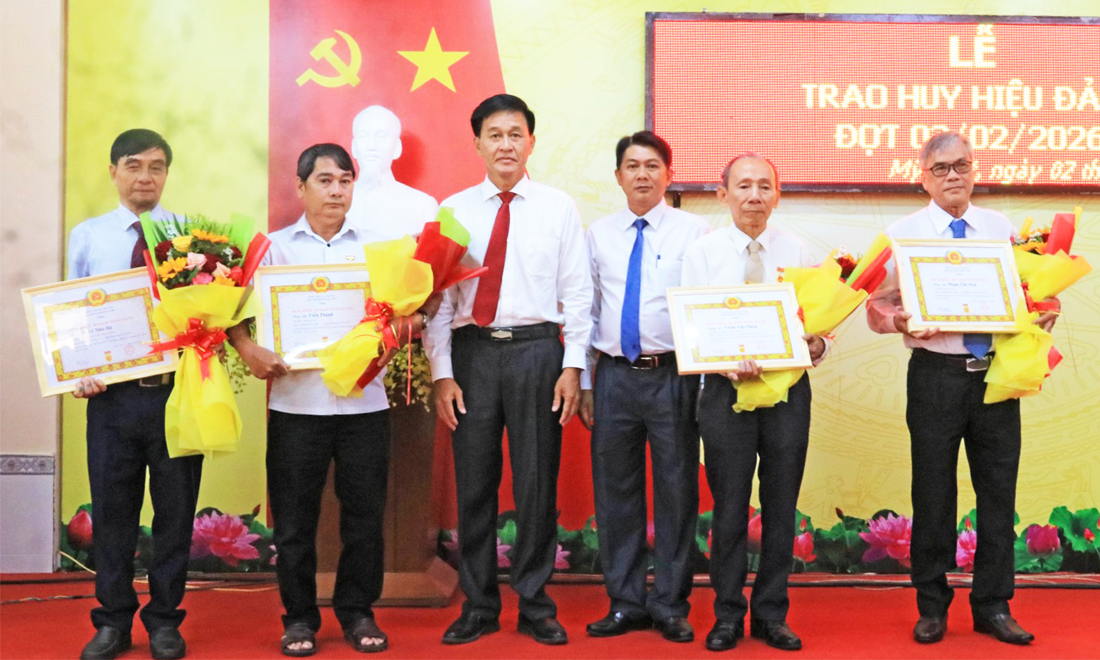 Trao Huy hiệu Đảng cho các đảng viên