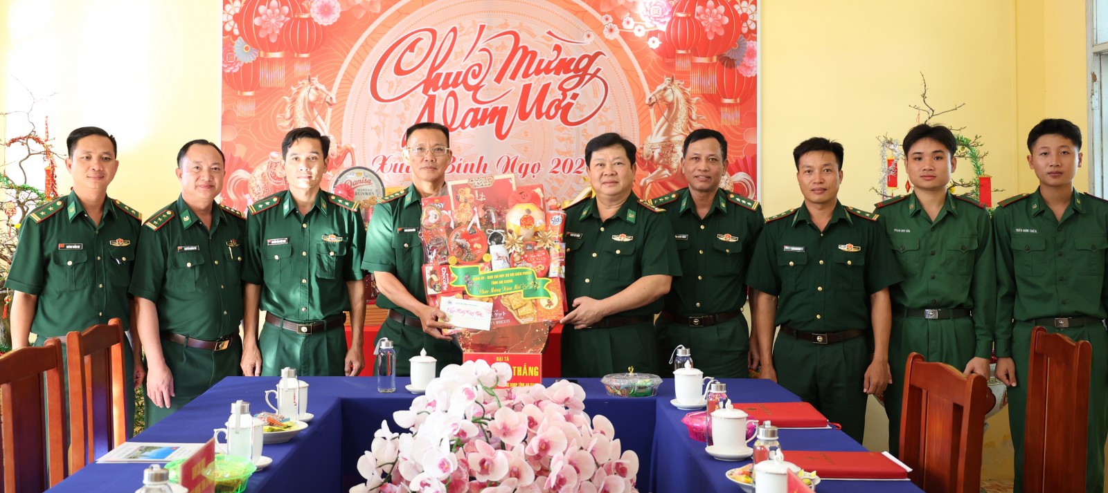 Ban Chỉ huy Bộ đội Biên phòng tỉnh An Giang chúc tết các đồn biên phòng và 2 phường