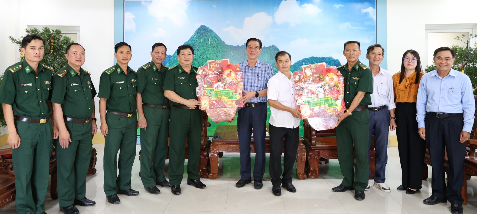 Ban Chỉ huy Bộ đội Biên phòng tỉnh An Giang chúc tết các đồn biên phòng và 2 phường