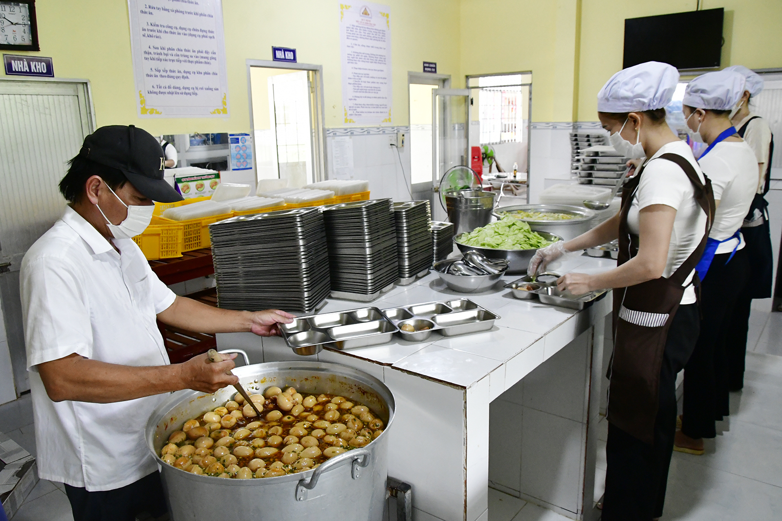 Chăm lo bữa ăn học đường