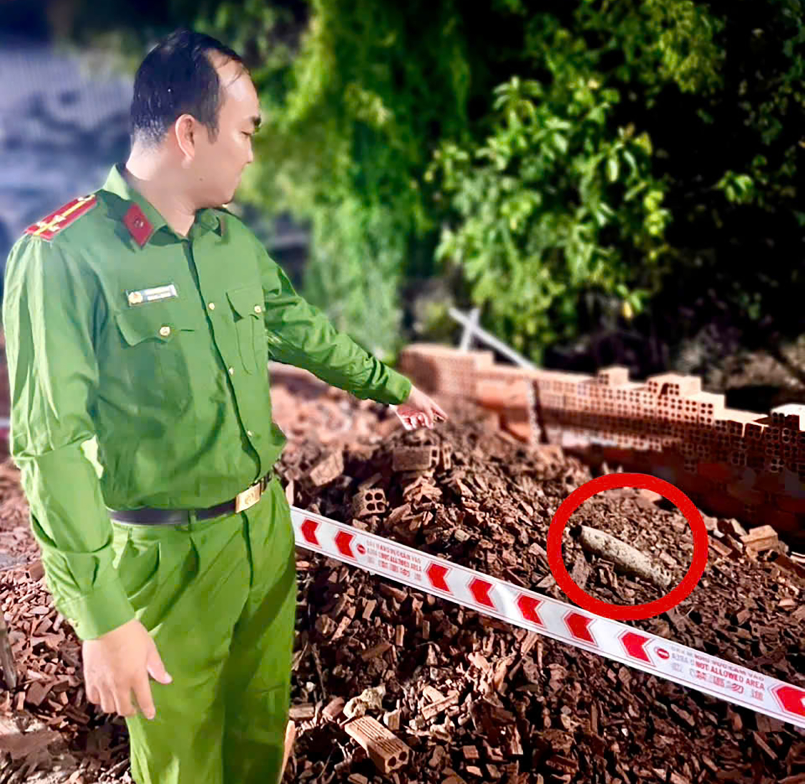 Phát hiện đạn pháo 105mm trong khu dân cư xã Nhơn Mỹ