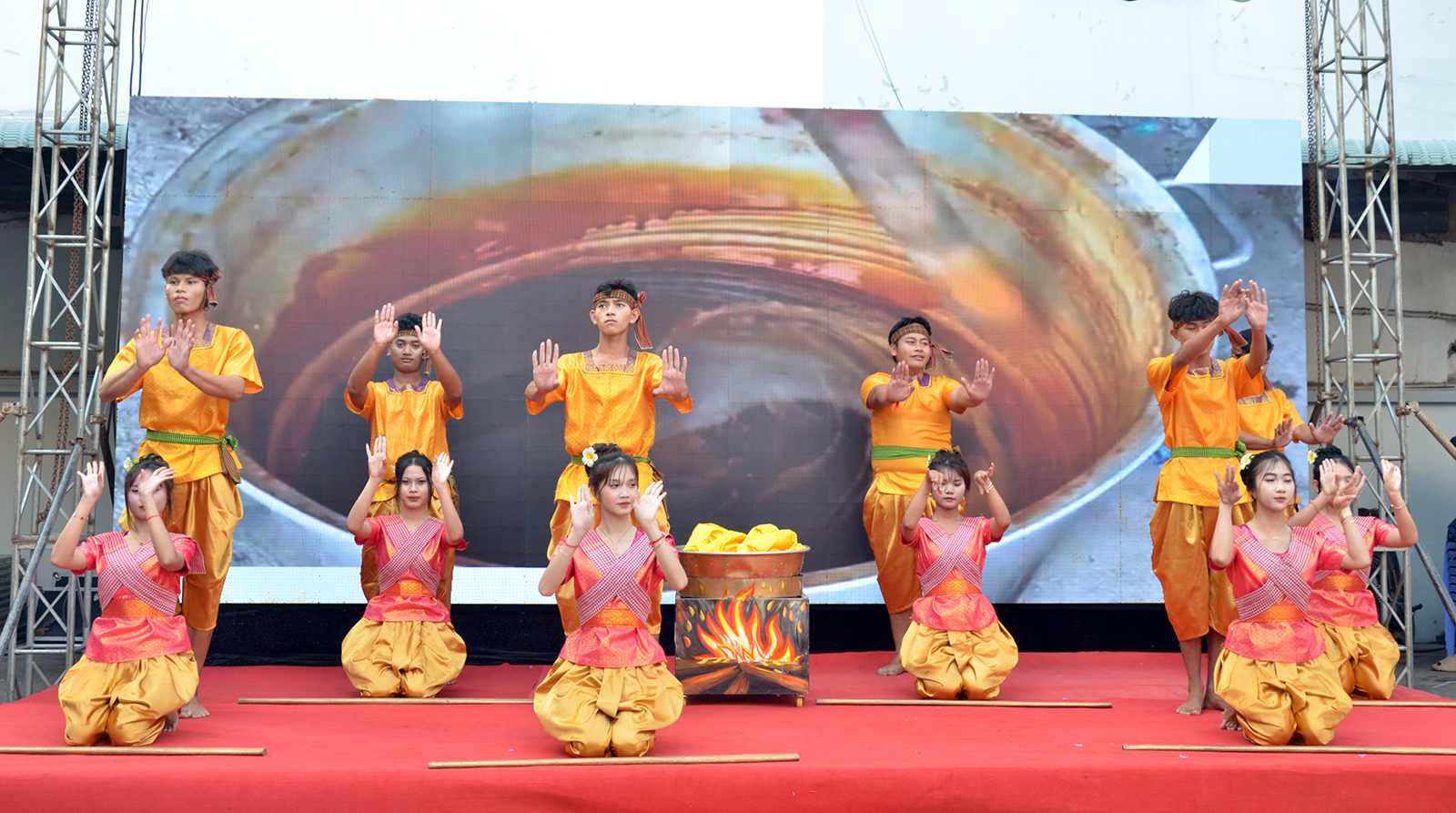 Mang tết đến giảng đường