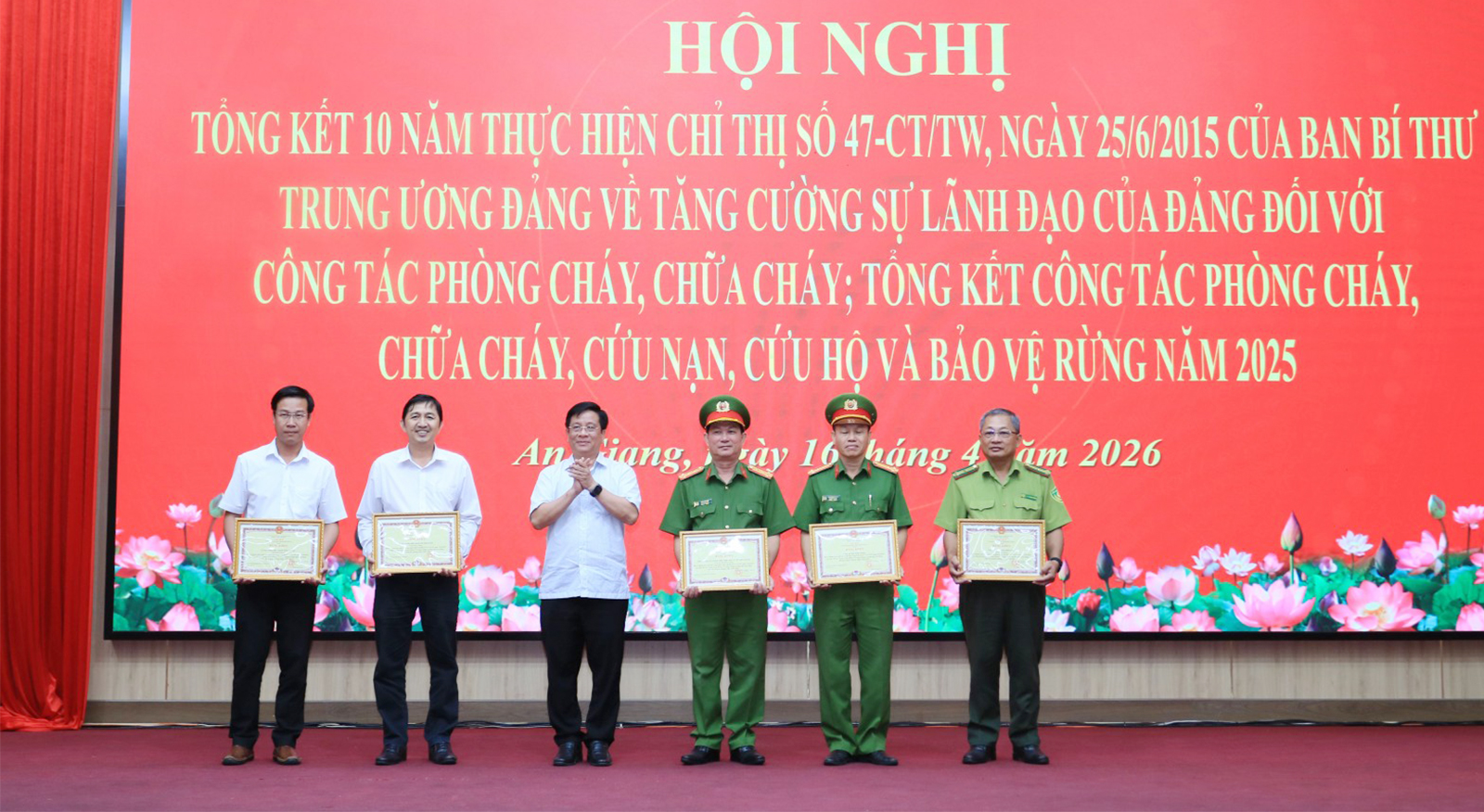 Ủy viên Trunng ương Đảng, Phó Bí thư Tỉnh ủy, Chủ tịch UBND tỉnh, Trưởng ban Chỉ đạo PCCC và CNCH tỉnh Hồ Văn Mừng trao Bằng khen cho các tập thể thực hiện tốt Chỉ thị số 47-CT/TW