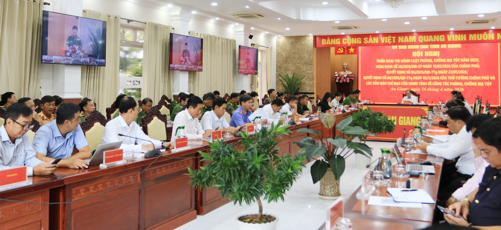 Quang cảnh hội nghị trực tiếp tại UBND tỉnh