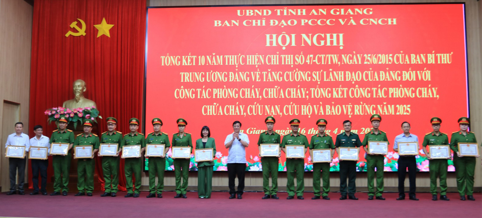 Ủy viên Trunng ương Đảng, Phó Bí thư Tỉnh ủy, Chủ tịch UBND tỉnh, Trưởng ban Chỉ đạo PCCC và CNCH tỉnh Hồ Văn Mừng trao Bằng khen cho các tập thể thực hiện tốt công tác PCCC và CNCH, bảo vệ rừng năm 2025