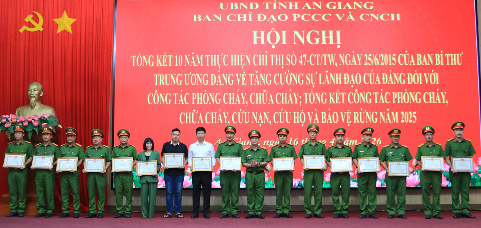 Đại tá Diệp Văn Thế Phó Giám đốc Công an tỉnh trao Bằng khen cho các cá nhân thực tốt Chỉ thị số 47-CT/TW và công tác PCCC và CNCH, bảo vệ rừng năm 2025