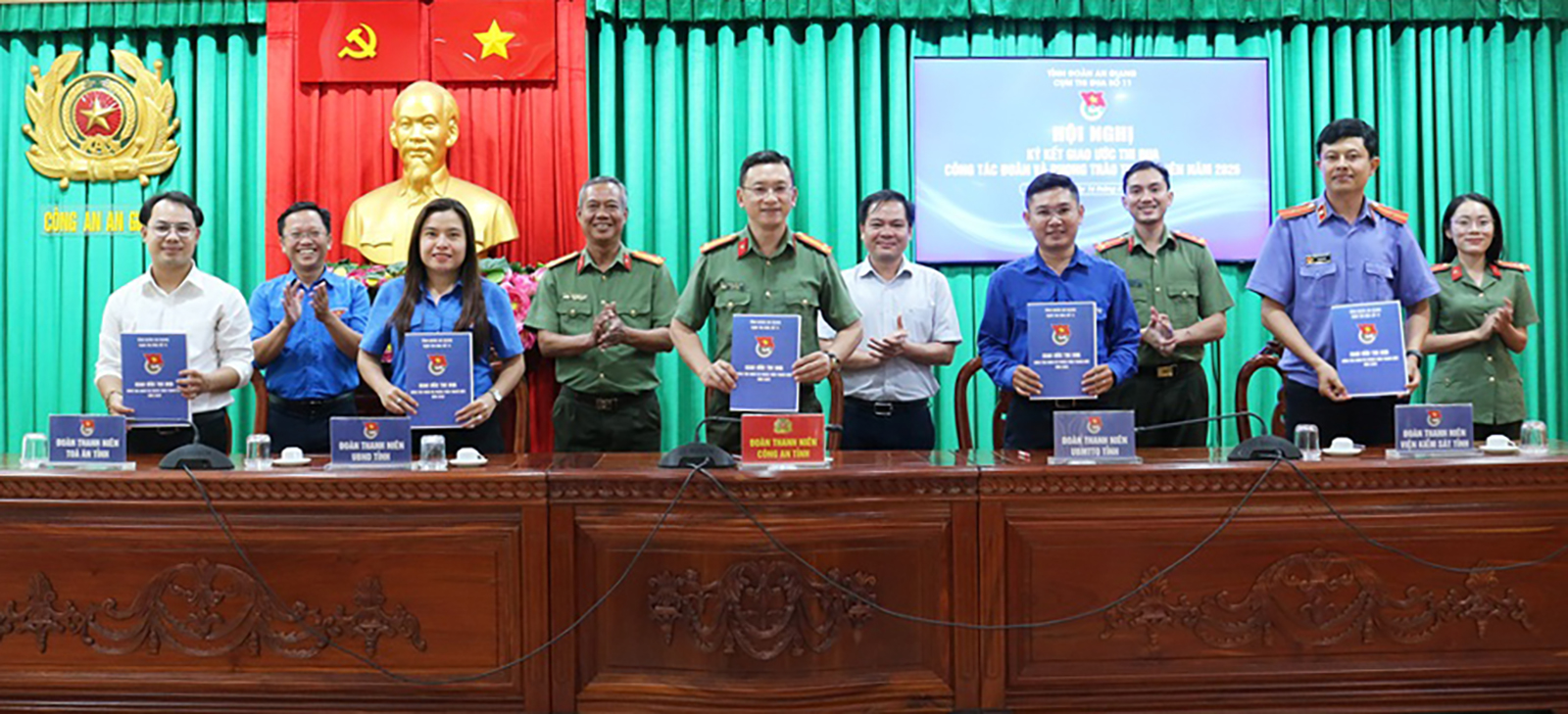 Cụm Thi đua số 11 (Tỉnh đoàn An Giang) ký kết giao ước thi đua