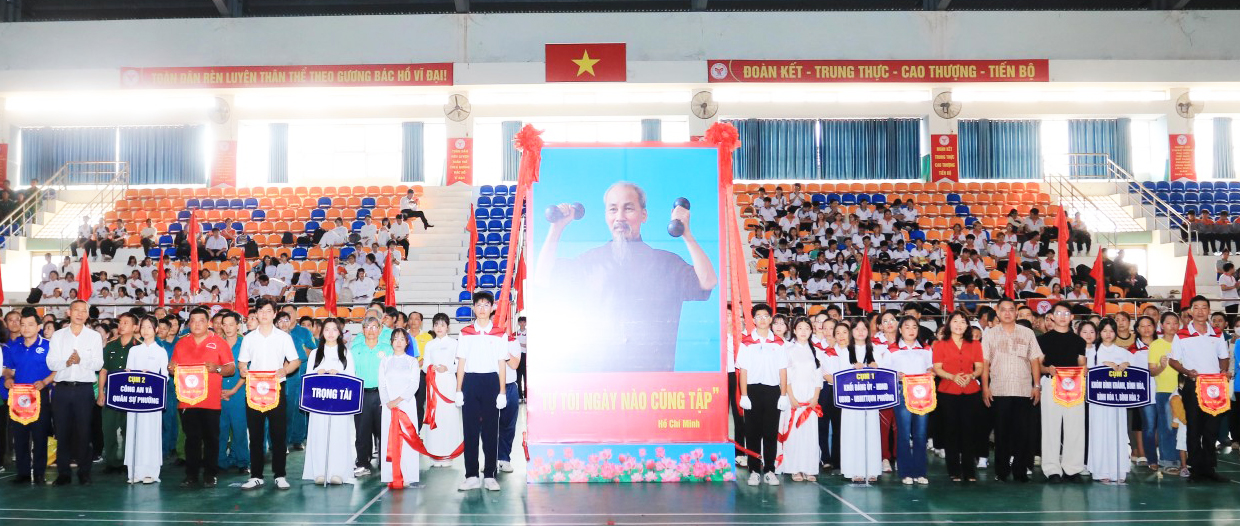 Tặng cờ lưu niệm cho các cụm tham gia đại hội