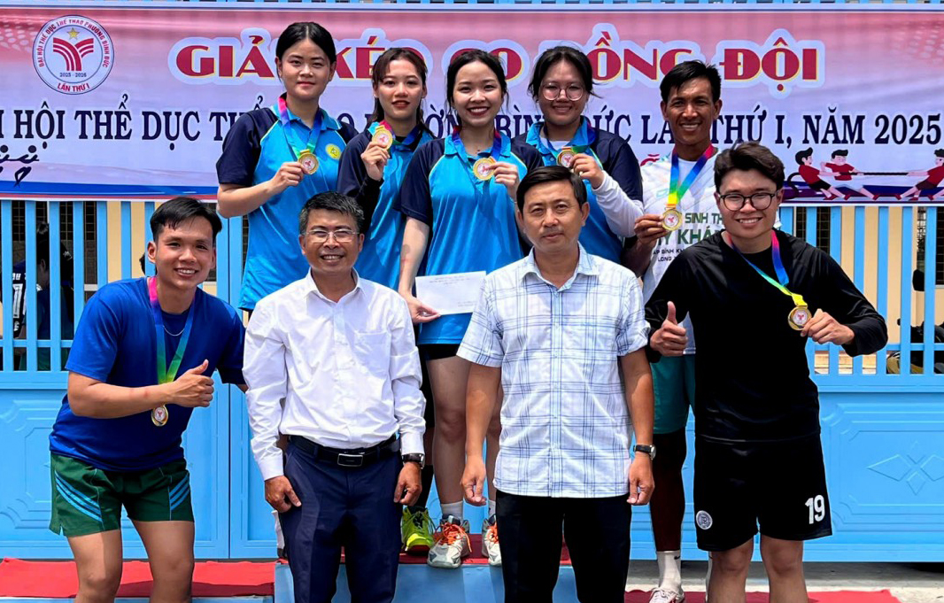 Phó Chủ tịch UBND phường Dương Kiếm Anh trao giải môn kéo co