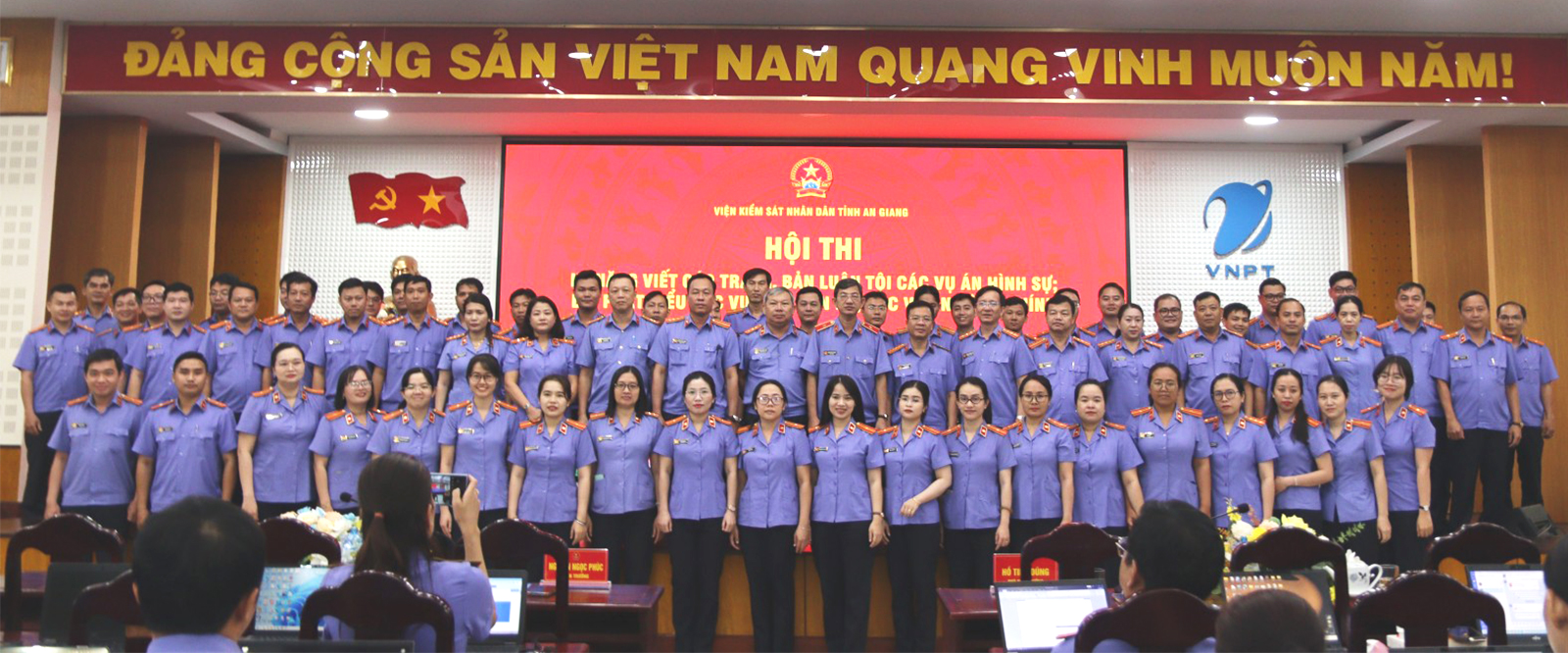 Ban Tổ chức Cuộc thi chụp ảnh lưu niệm cùng các thí sinh.