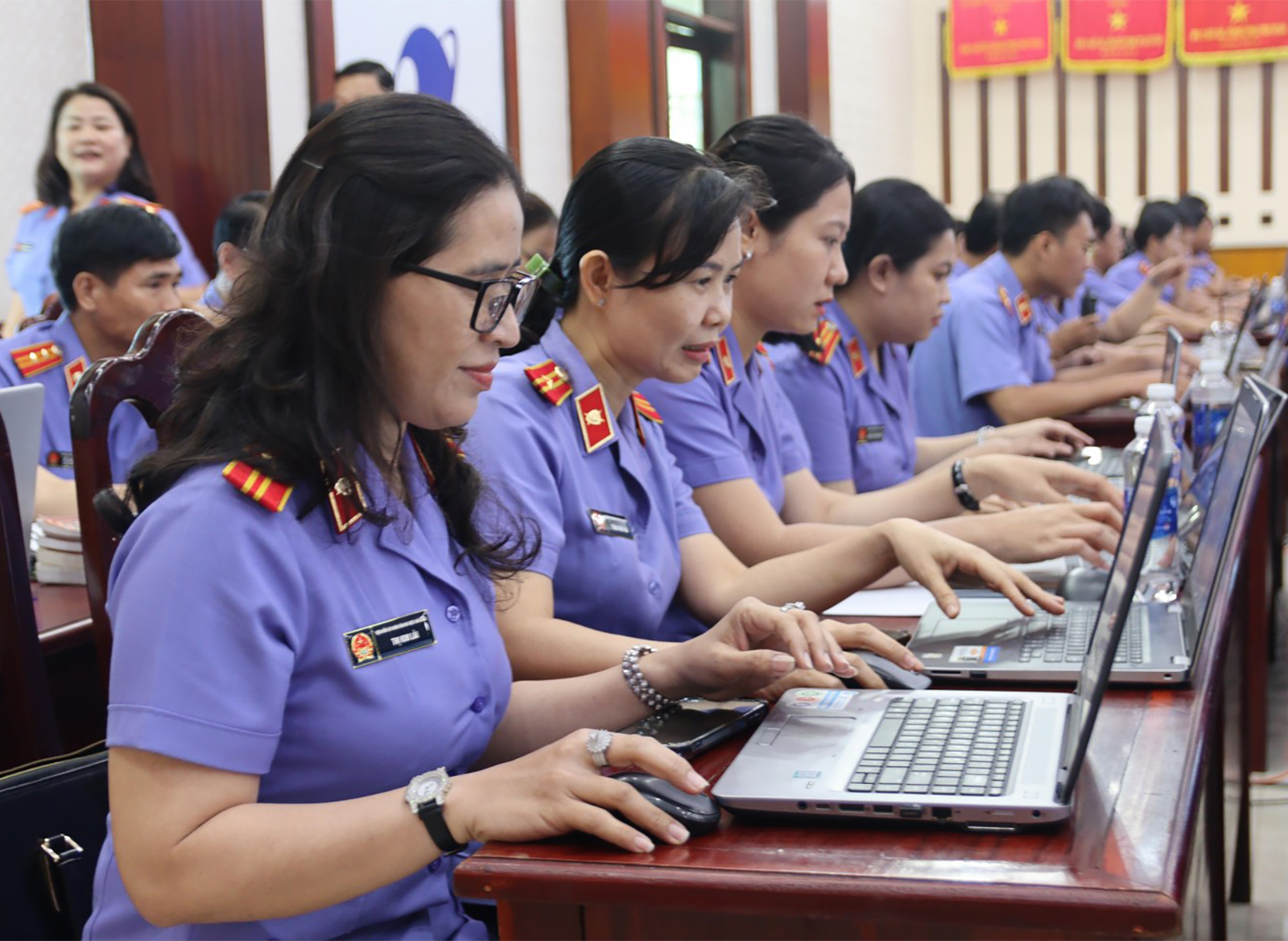 Thí sinh làm bài trên máy tính, thông qua các hồ sơ đã được số hóa.