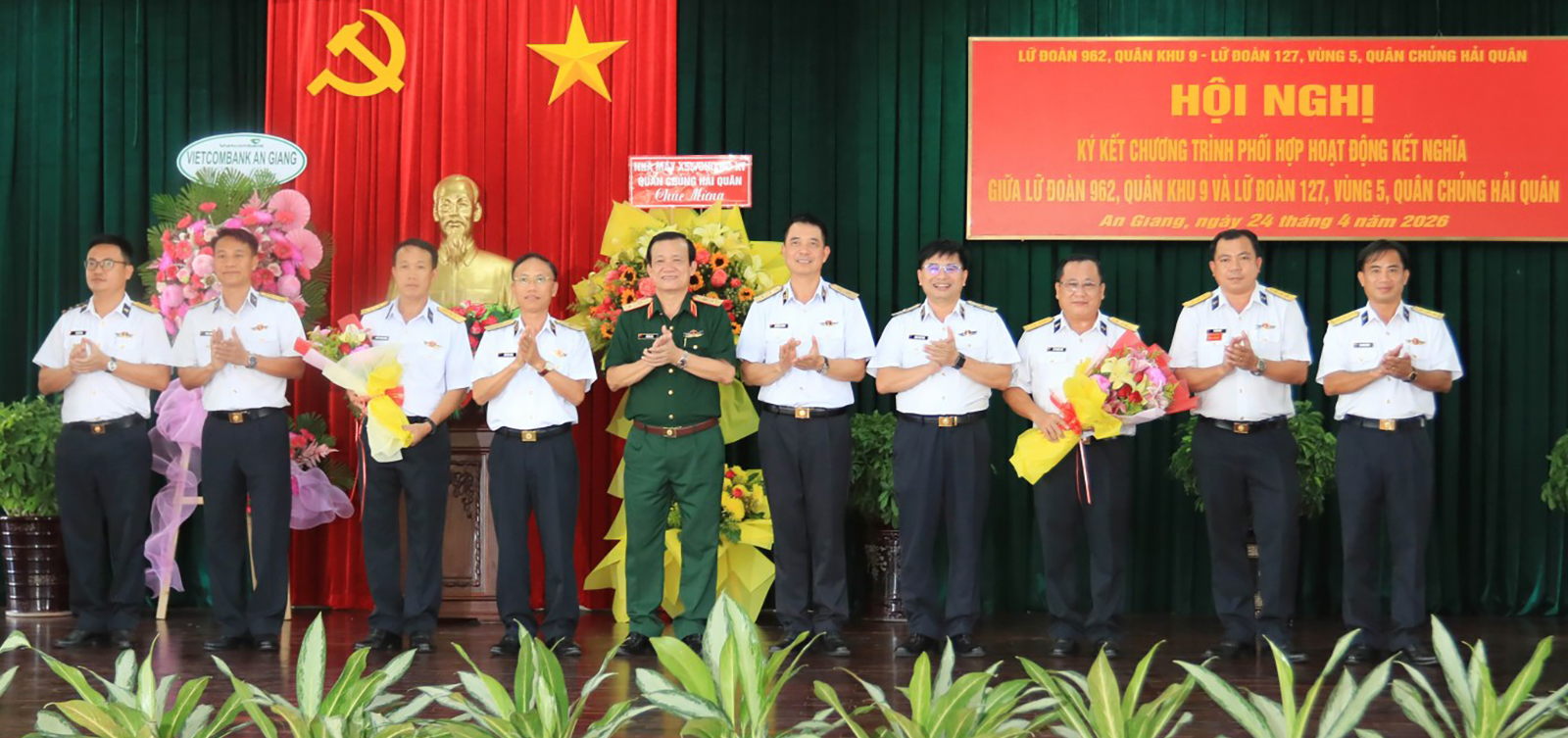 Chính ủy Quân chủng Hải quân và Quân khu 9 tặng hoa chúc mừng. 