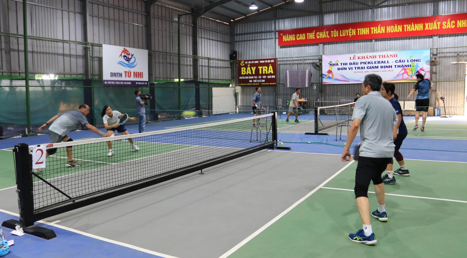 Vận động viên tham gia thi đấu sôi nổi