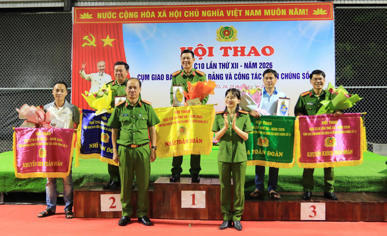 Đại tá Phan Văn Hái Giám thị Trại giam Định Thành, Trưởng Ban tổ chức giải trao giải toàn đoàn cho các đội xuất sắc
