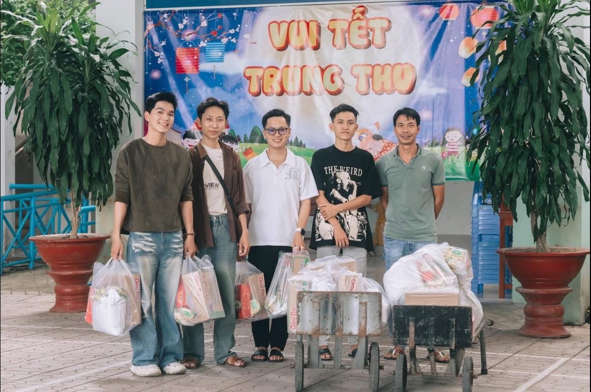 Gặp gỡ thầy giáo trẻ yêu thích làm thiện nguyện