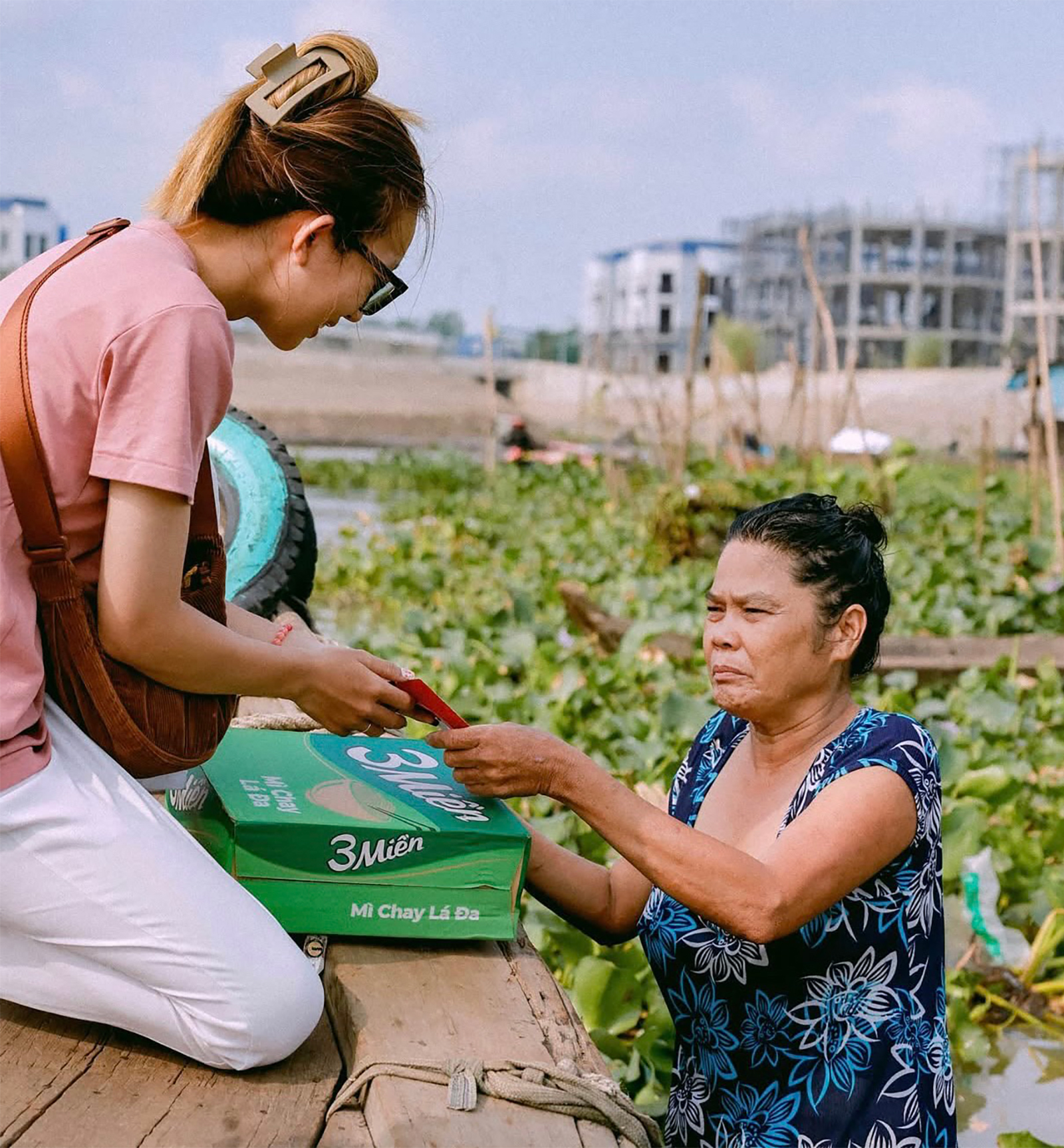 Gặp gỡ thầy giáo trẻ yêu thích làm thiện nguyện