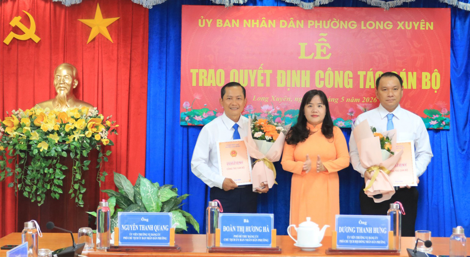Chủ tịch UBND phường Long Xuyên Đoàn Thị Hương Hà trao Quyết định bổ nhiệm 2 lãnh đạo 