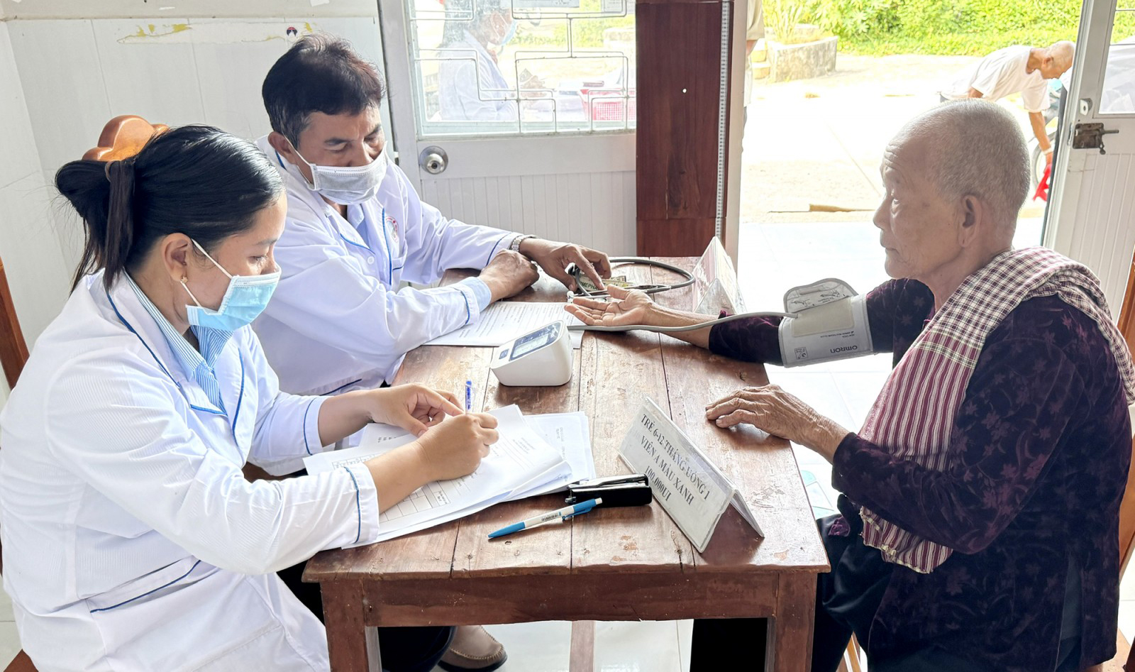 500 người cao tuổi xã Ô Lâm được khám sức khỏe, tầm soát bệnh
