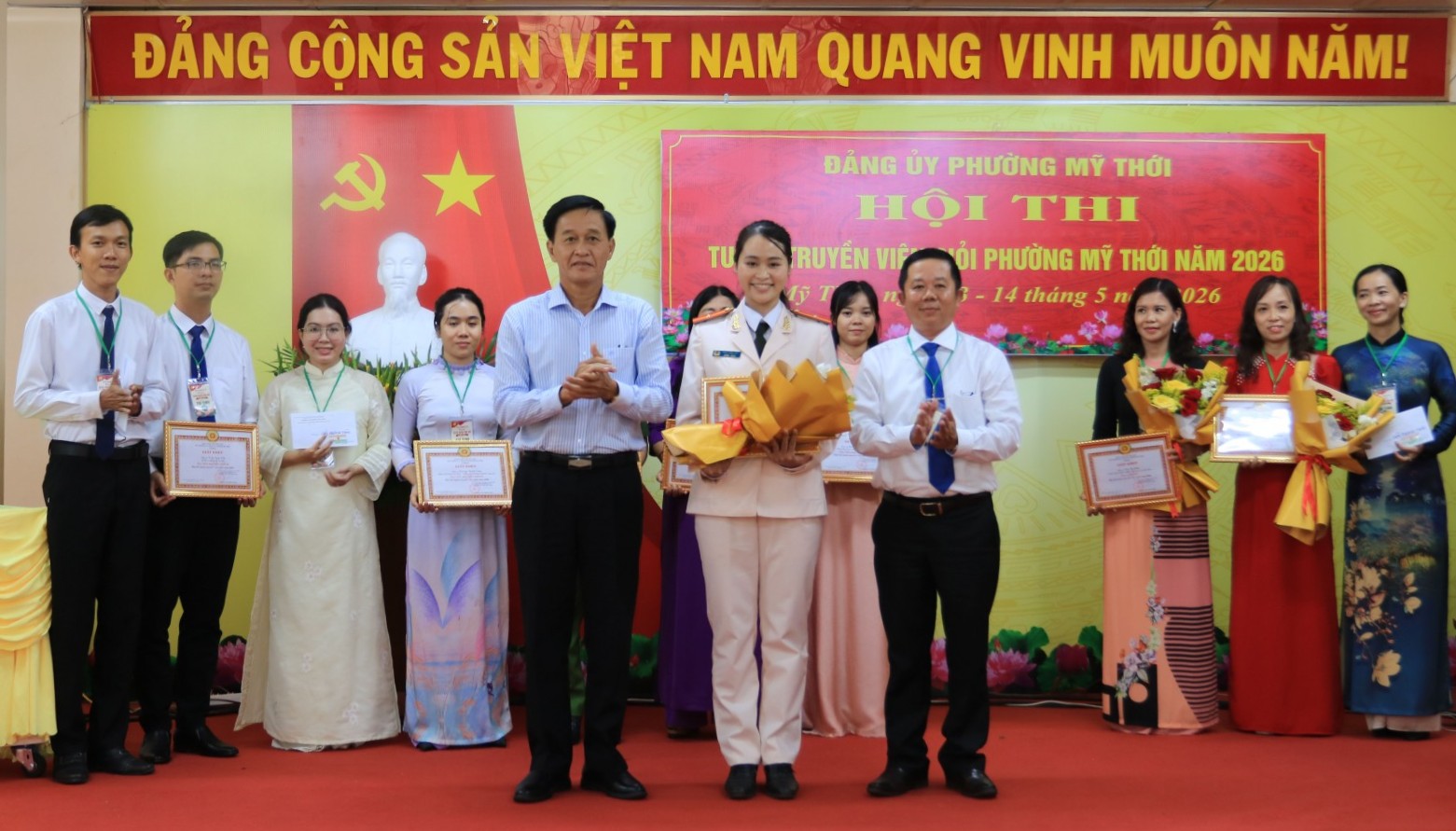 Tỉnh ủy viên, Bí thư Đảng ủy, Chủ tịch HĐND phường Mỹ Thới Trần Minh Nhựt trao giải nhất cho thí sinh
