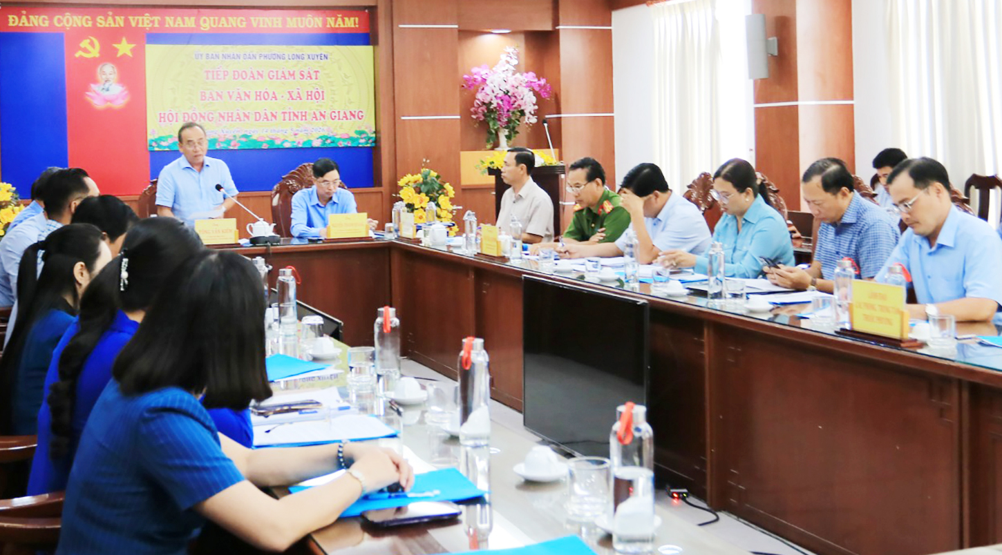 Quang cảnh buổi làm việc