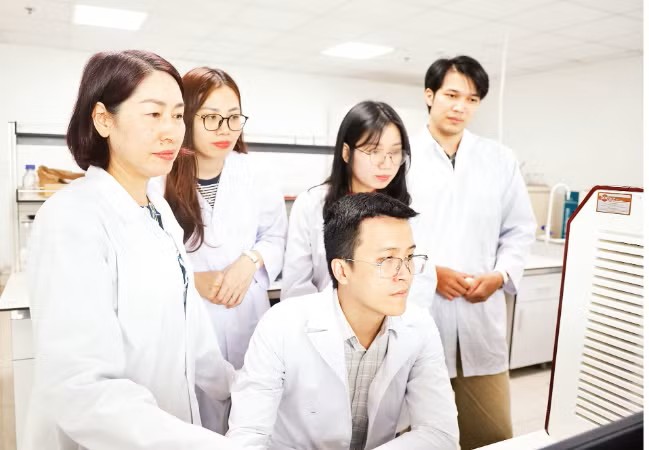Nghiên cứu tác dụng các gien A20, CYLD và CNN2 trong việc điều hòa hoạt động của tế bào miễn dịch trong hỗ trợ điều trị ung thư hạch. (Ảnh: MINH ĐỨC)