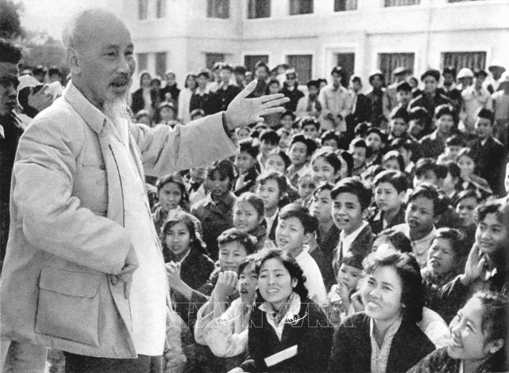 Ánh sáng Hồ Chí Minh soi đường cho chúng ta đi