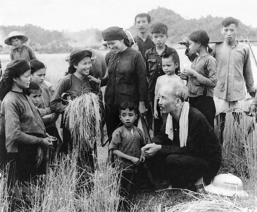 Ánh sáng Hồ Chí Minh soi đường cho chúng ta đi