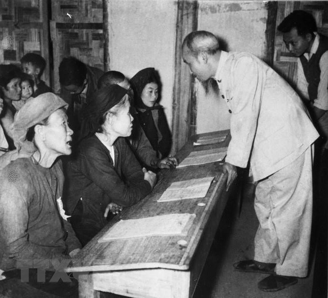 Ánh sáng Hồ Chí Minh soi đường cho chúng ta đi