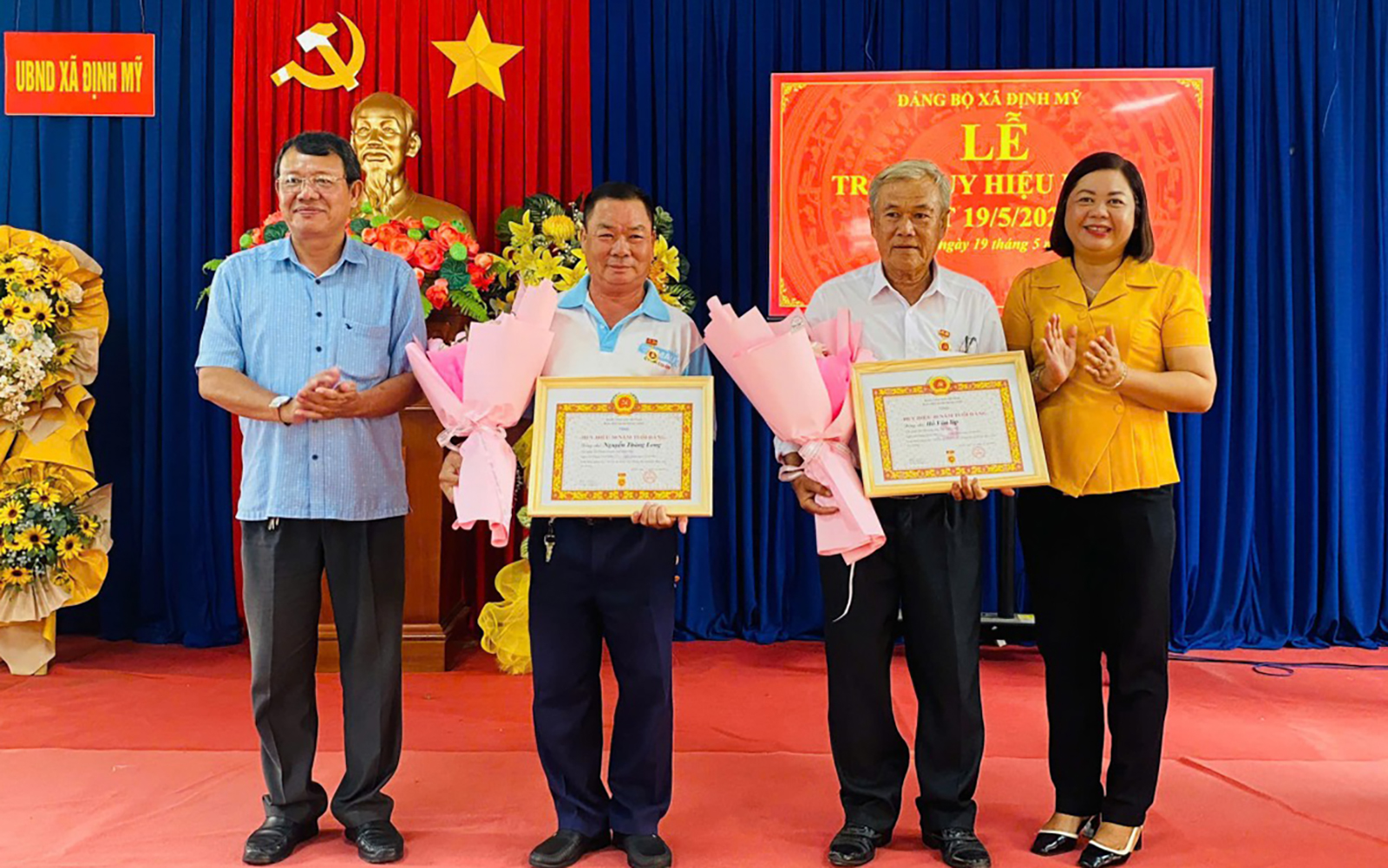Đảng ủy xã Định Mỹ trao Huy hiệu Đảng đợt 19/5