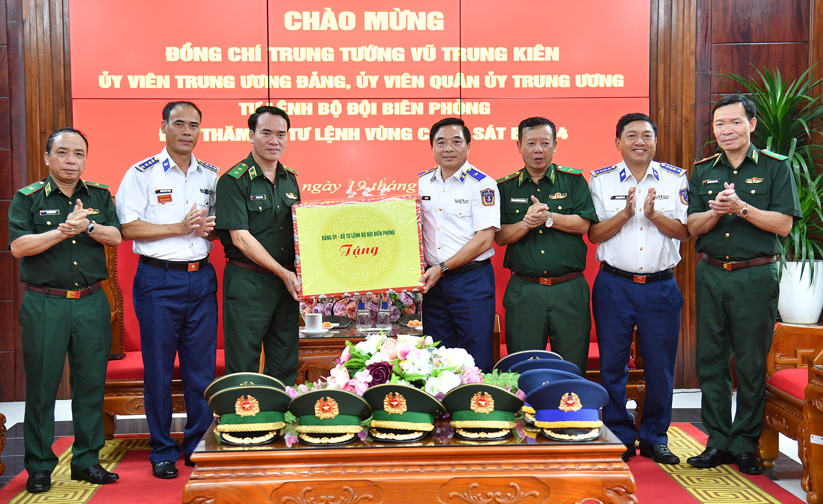 Tư lệnh Bộ đội Biên phòng thăm, làm việc tại Bộ Tư lệnh Vùng Cảnh sát biển 4