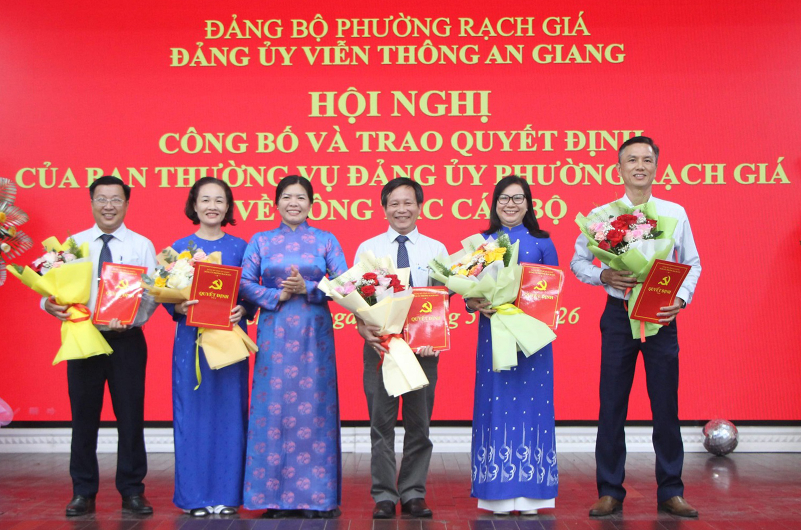 Công bố và trao quyết định của Ban Thường vụ Đảng ủy phường Rạch Giá về công tác cán bộ